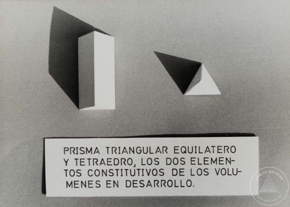 Vista cenital de maqueta de prismas triangulares